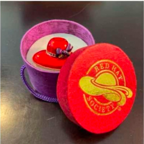 Vintagee Red Hat Society watch, brooch, brooch box and badge or eyeglass holder - Picture 4 of 13